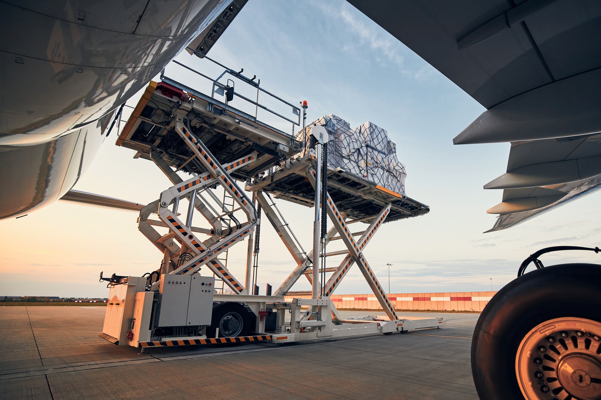 Loading of cargo containers to airplane